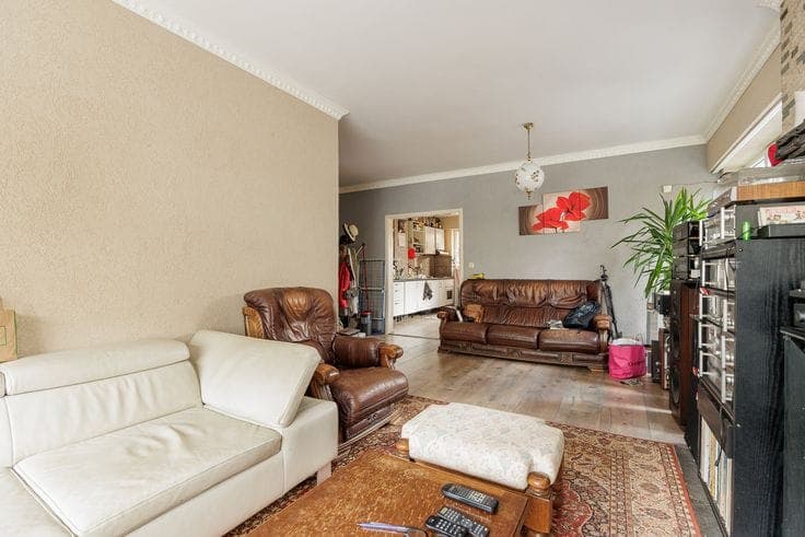 Spacious detached house with a multi-purpose outbuilding an…