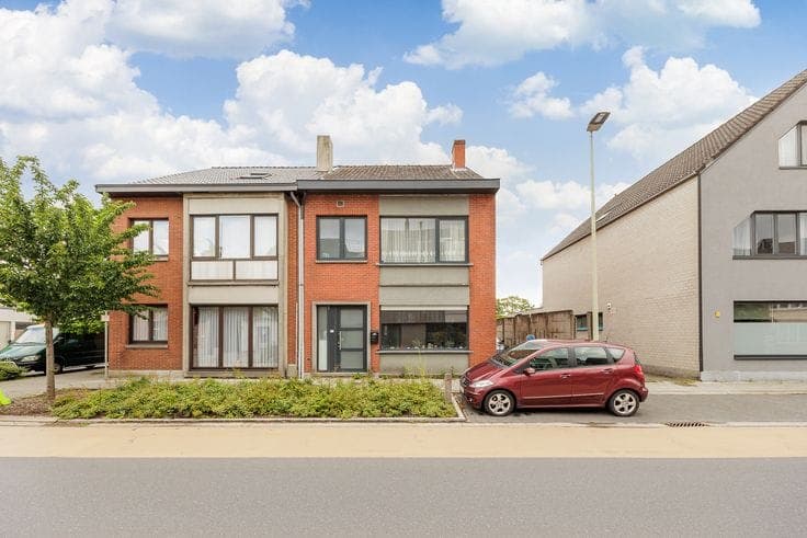 Spacious detached house with a multi-purpose outbuilding an…