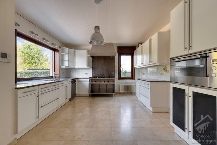 Luxueuze villa met 5 slaapkamers, bureau en ruime tuin op...