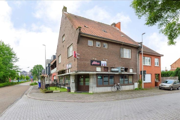 Centraal gelegen handelspand met woonst met tal van mogelijk