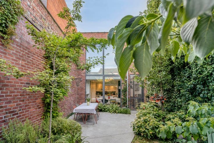 Characterful mansion with spacious city garden in a prime lo