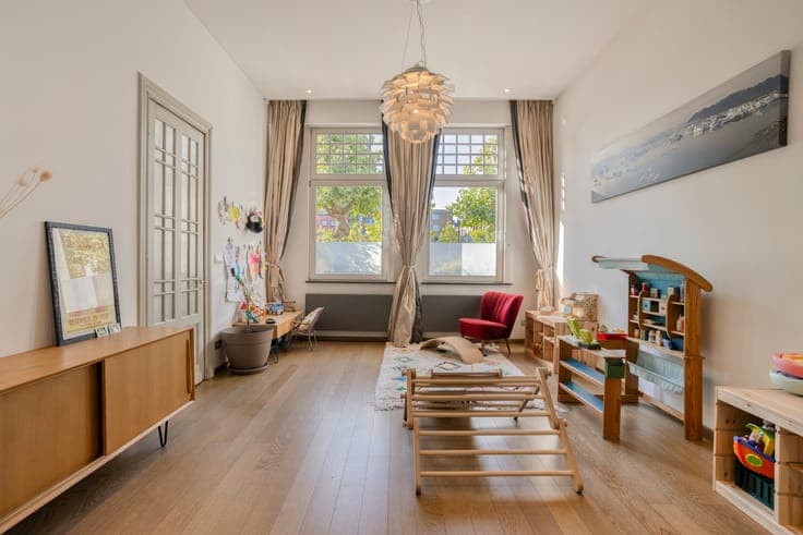 Characterful mansion with spacious city garden in a prime lo