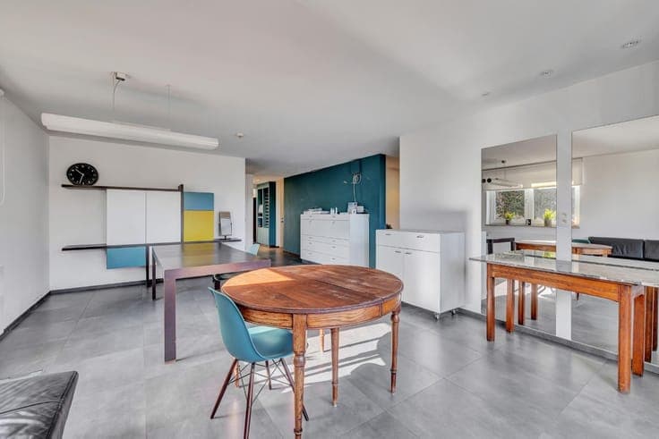 Income-generating property with retail space and 2 flats
