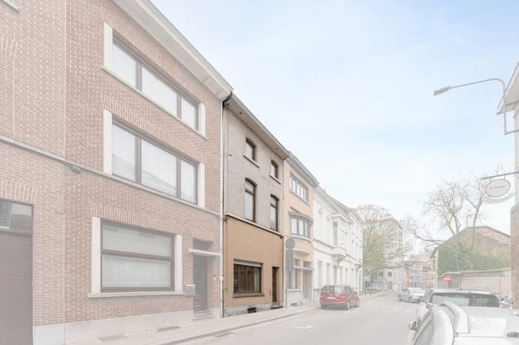 Zeer ruime te renoveren woning in centrum met 5 slpks. & ...