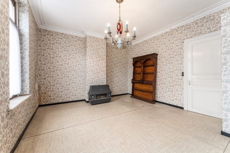 Zeer ruime te renoveren woning in centrum met 5 slpks. & ...