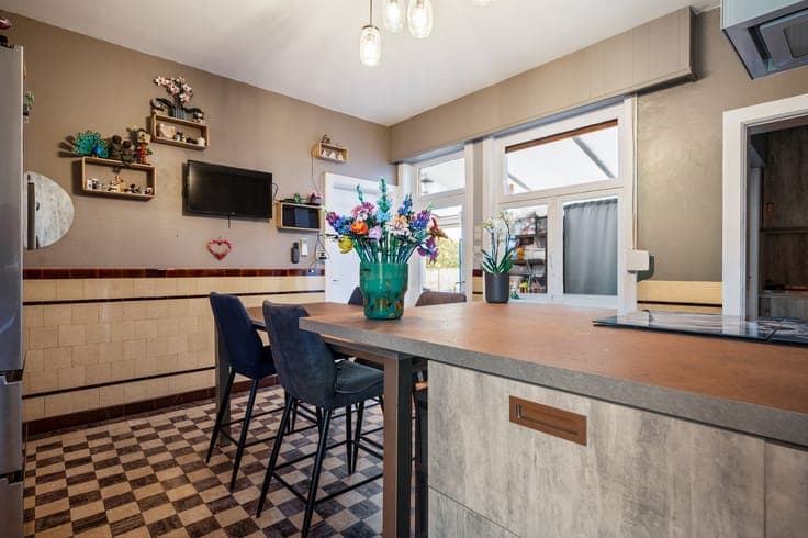 Authentieke woning met 4 slpkrs, loft en magazijn te O-L-...