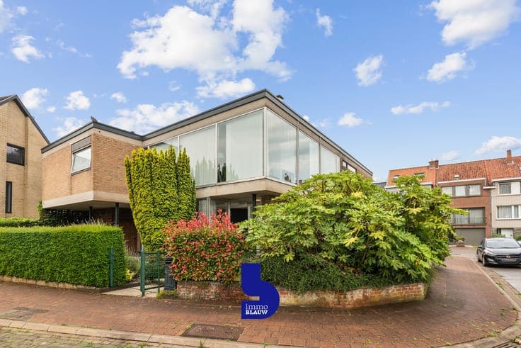 Lichtrijk gelijkvloersappartement met veel potentieel