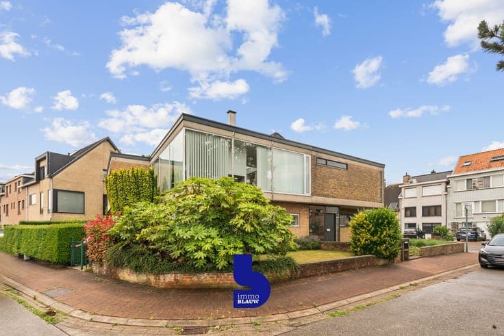 Lichtrijk gelijkvloersappartement met veel potentieel