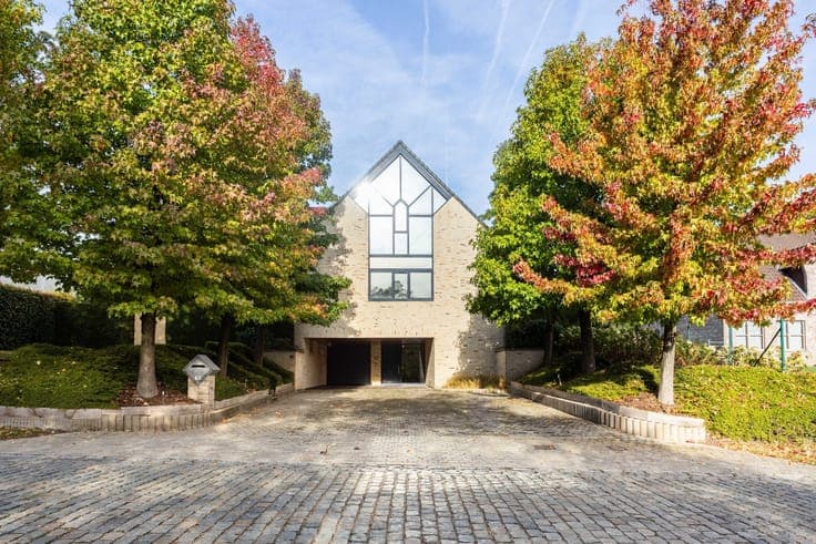 Spacious villa with practice potential in rural Mater