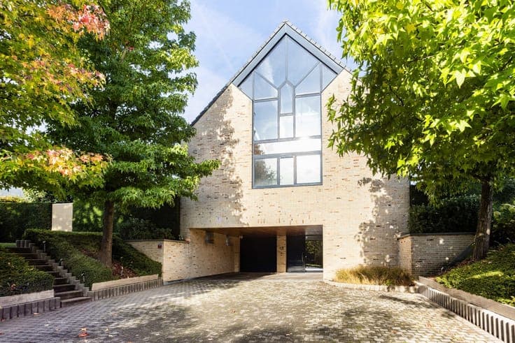 Spacious villa with practice potential in rural Mater