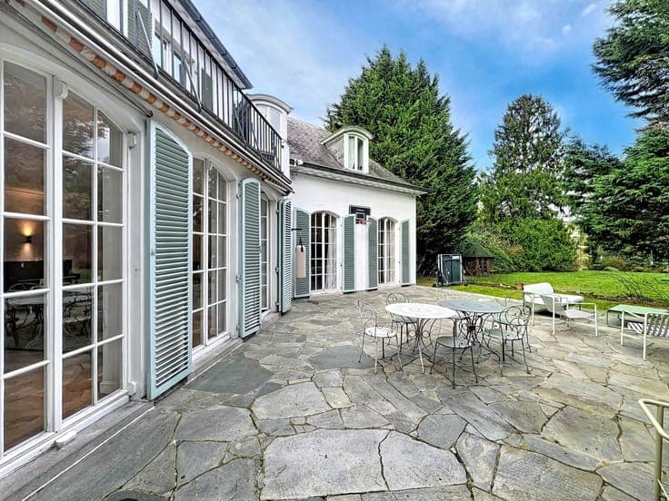 Beautiful villa located on an exceptional and rare 21-acre l
