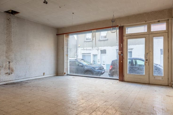 House to renovate with warehouse – Great potential