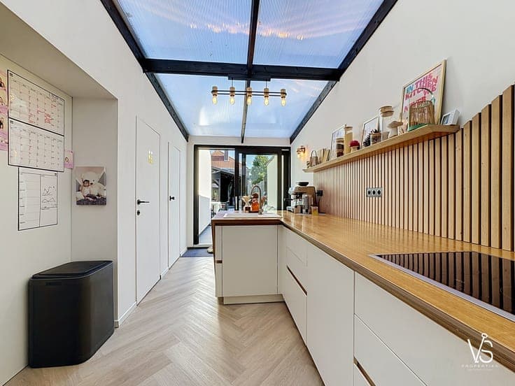 BRIGHT FAMILY HOME WITH WORKSHOP, GARAGE, AND TERRACE