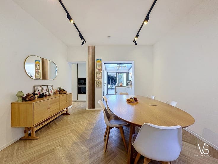 BRIGHT FAMILY HOME WITH WORKSHOP, GARAGE, AND TERRACE