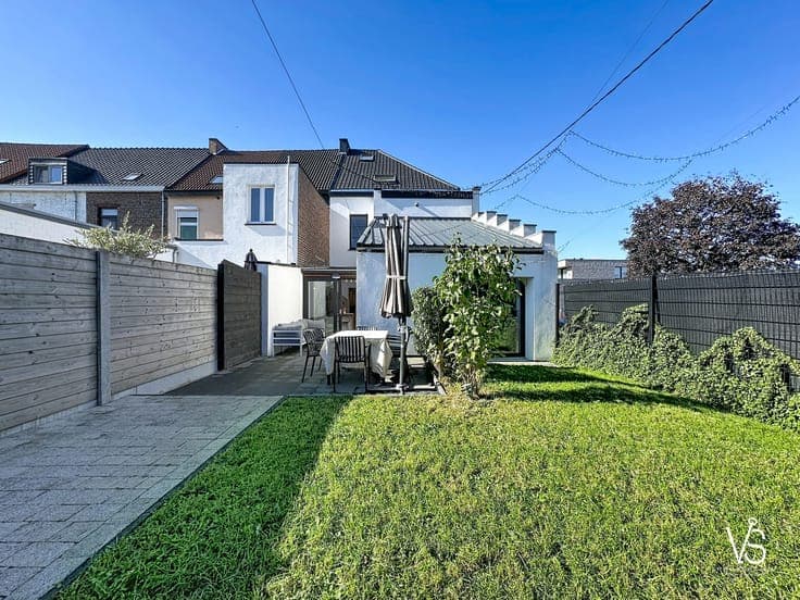 BRIGHT FAMILY HOME WITH WORKSHOP, GARAGE, AND TERRACE