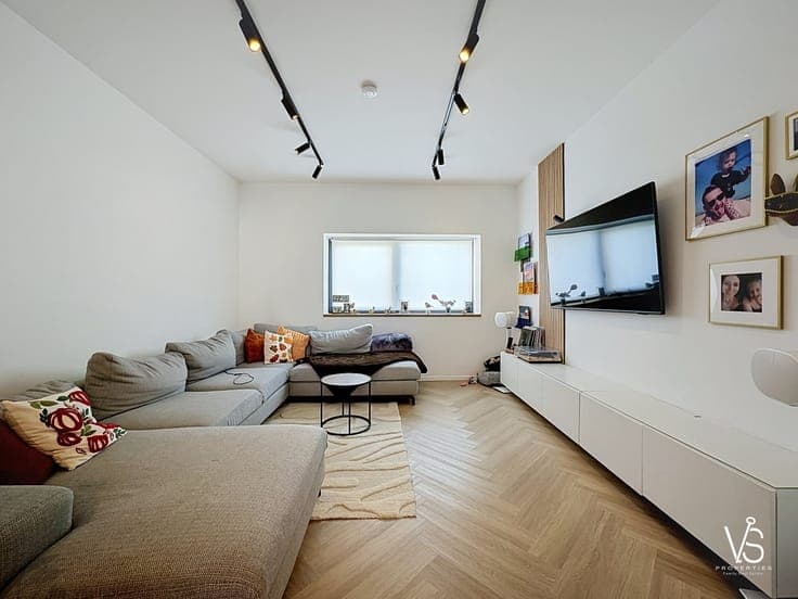 BRIGHT FAMILY HOME WITH WORKSHOP, GARAGE, AND TERRACE