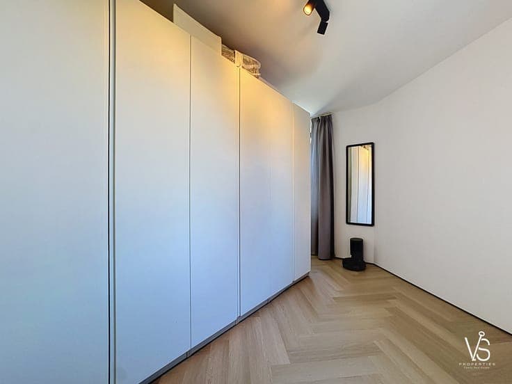 BRIGHT FAMILY HOME WITH WORKSHOP, GARAGE, AND TERRACE