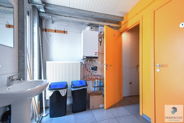 Handelsgelijkvloers en appartement te Adegem