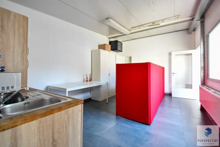 Handelsgelijkvloers en appartement te Adegem