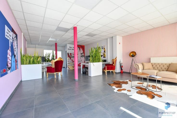 Handelsgelijkvloers en appartement te Adegem