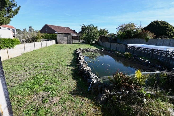 Eengezinswoning met 3 slaapkamers en diepe tuin .
