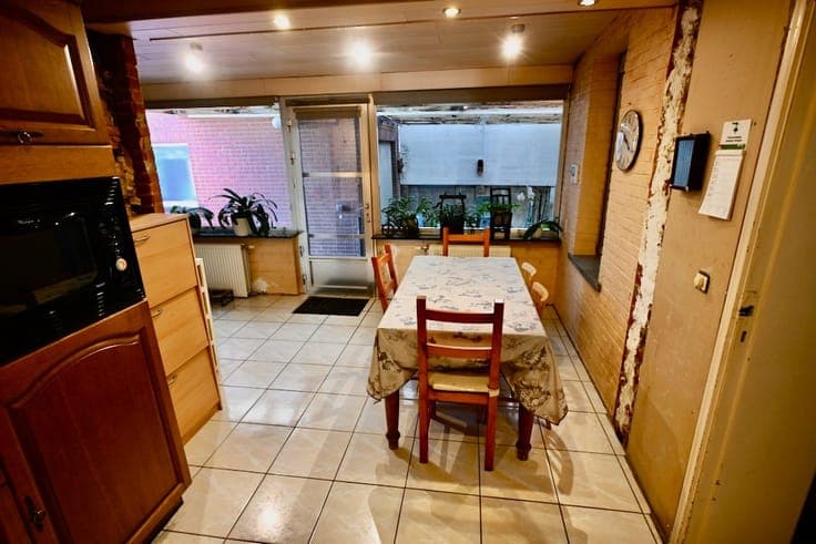 Eengezinswoning met 3 slaapkamers en diepe tuin .