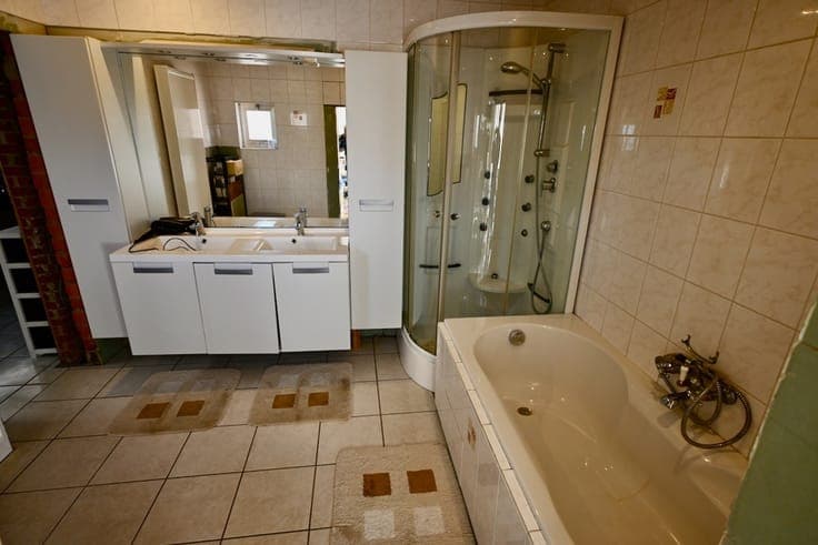 Eengezinswoning met 3 slaapkamers en diepe tuin .