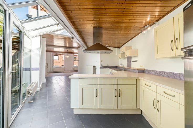 Characterful home with 3 bedrooms and spacious garden in Led