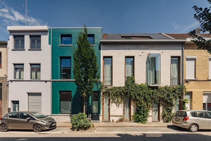 A versatile complex comprising 3 homes with a lush garden