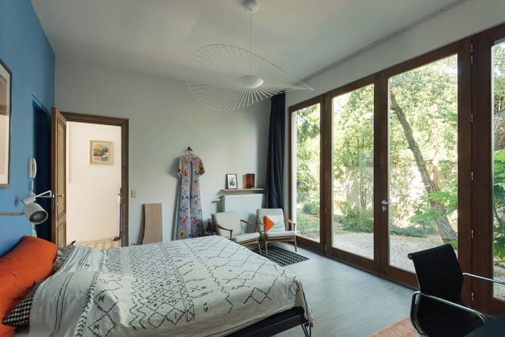 A versatile complex comprising 3 homes with a lush garden