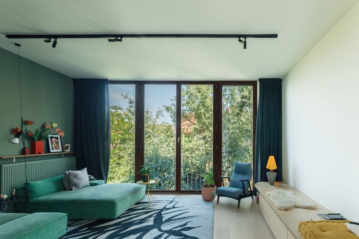 A versatile complex comprising 3 homes with a lush garden