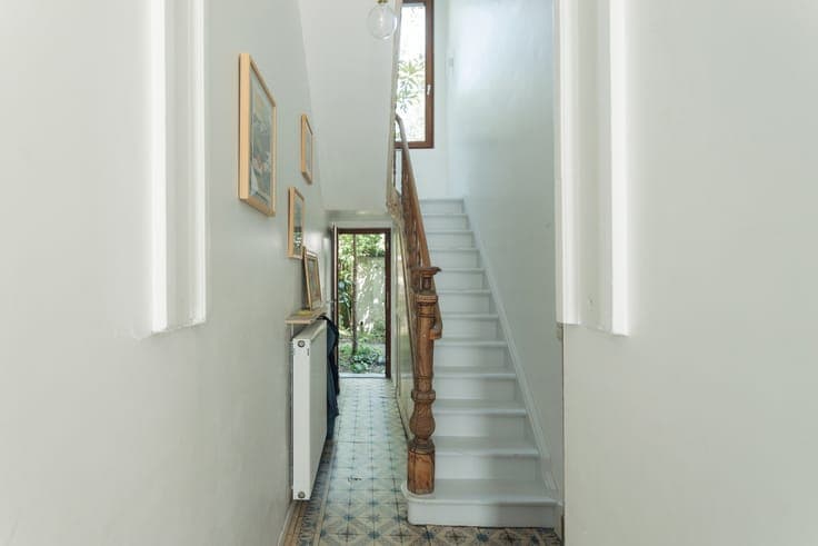 A versatile complex comprising 3 homes with a lush garden