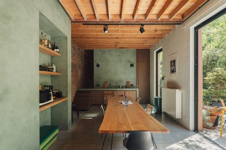 A versatile complex comprising 3 homes with a lush garden