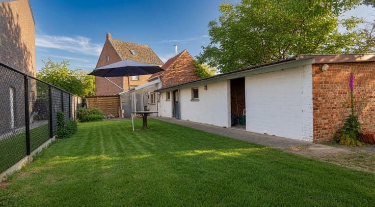 Te koop: Op te frissen woning met potentieel in groene to...