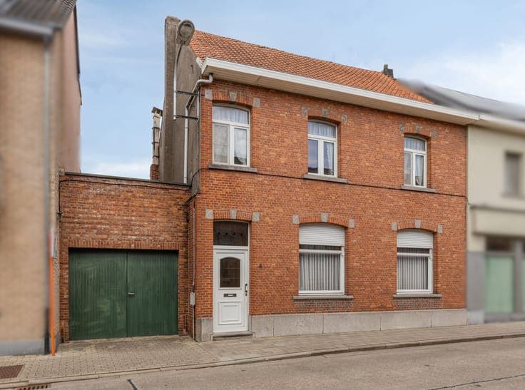 Ruime woning met 3 slaapkamers en grote tuin.