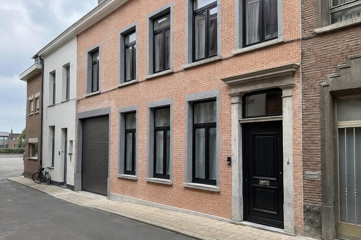 Herenhuis, 305 m2 bewoonb, met tuin en 50 meter van de sc...