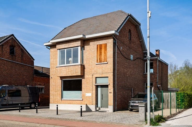 Woning met 2 slpkrs en bijgebouw met veel potentieel