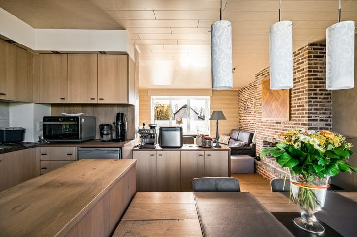 Woning met 2 slpkrs en bijgebouw met veel potentieel