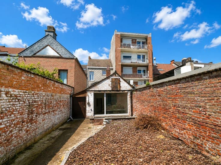 Investment property: Retail unit with garden + Duplex