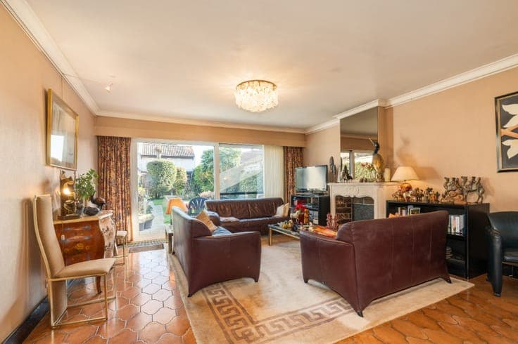 Characteristic house with 4 bedrooms, garden and garage