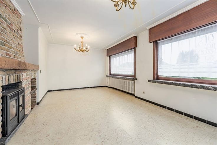 Vrijstaande woning met weidse tuin en renovatiepotentieel