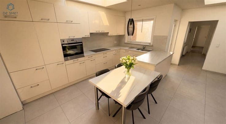 TO REFRESH HOUSE WITH 4 BEDROOMS AND SPACIOUS GARDEN