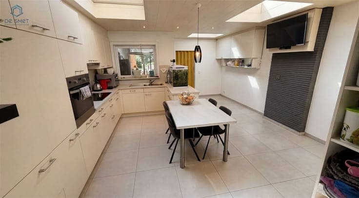 TO REFRESH HOUSE WITH 4 BEDROOMS AND SPACIOUS GARDEN