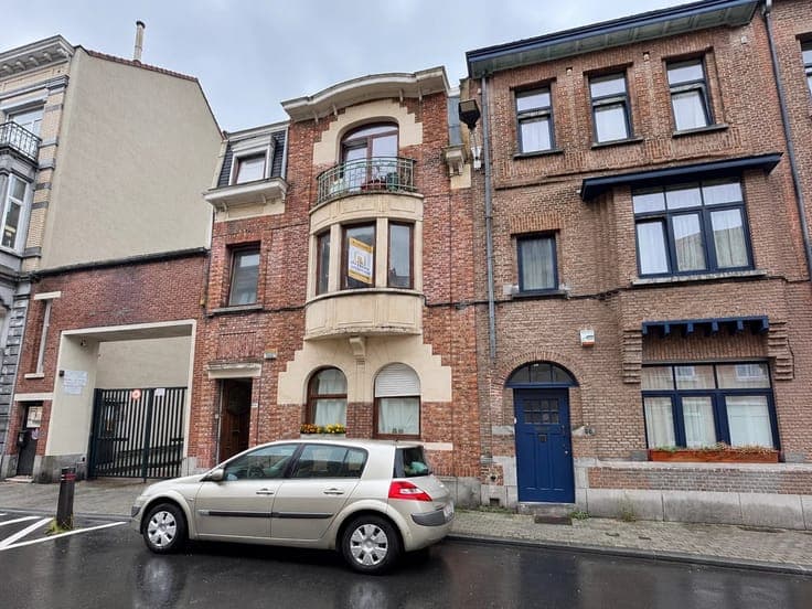 TO BE REFRESHED - INVESTMENT PROPERTY WITH 3 UNITS + GARDEN