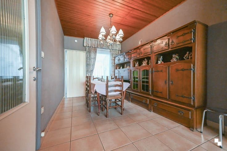 Centraal gelegen ééngezinswoning met vier slaapkamers te ...