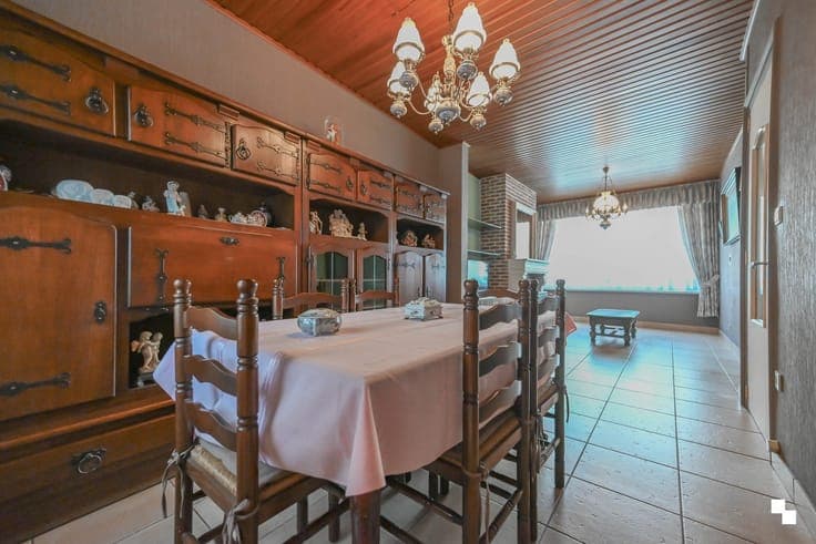 Centraal gelegen ééngezinswoning met vier slaapkamers te ...
