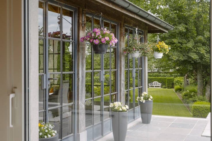 Exclusive ready-to-move-in villa with spacious garden in Oos