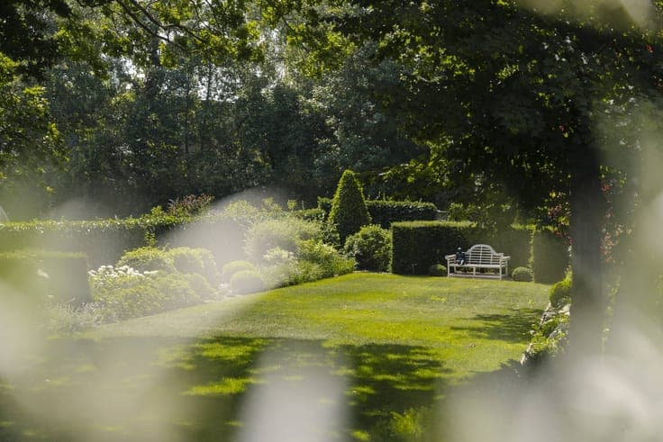 Exclusive ready-to-move-in villa with spacious garden in Oos