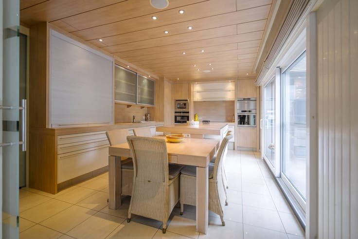 Exclusive ready-to-move-in villa with spacious garden in Oos