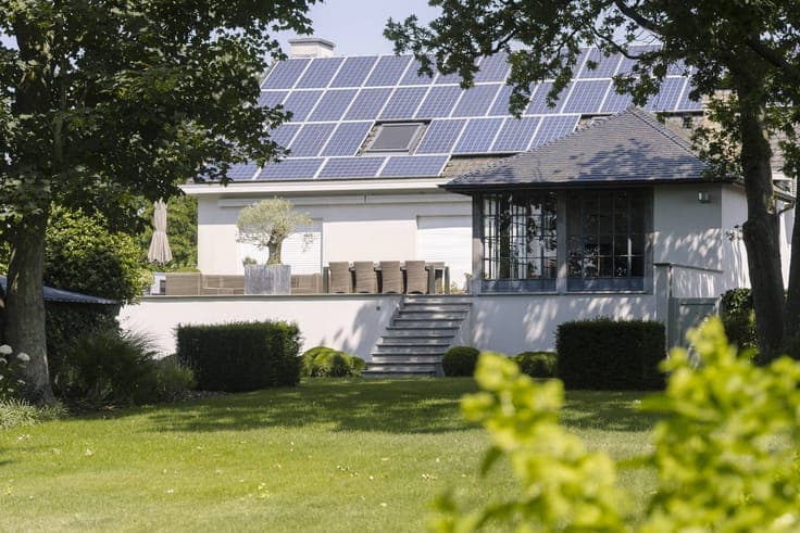 Exclusive ready-to-move-in villa with spacious garden in Oos